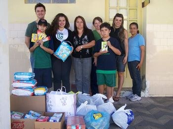 Centenário faz doação ao IMAS de alimentos e materiais arrecadados em gincana Centenário faz doação ao IMAS de alimentos e materiais arrecadados em gincana