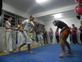 Convidados ministram aula prática de capoeira