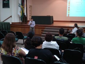 Curso de Letras debate a aquisição e representação da escrita em aula magna Curso de Letras debate a aquisição e representação da escrita em aula magna
