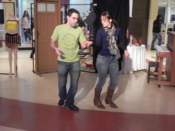 No Dia Internacional a Dança, Projeto de Extensão Dança no IMC promoveu aula no Royal Plaza Shopping
