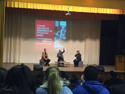 Estudantes participam do primeiro "aulão" do Enade