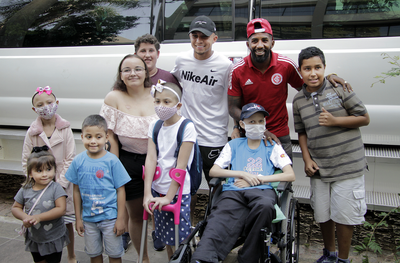 Cursos de Comunicação do IPA realizam cobertura para Instituto do Câncer Infantil em ação com jogadores de futebol